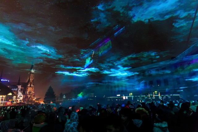 Na Rynku Kościuszki, jak co roku, zebrali się białostoczanie, by przywitać Nowy Rok. O północy mogli obejrzeć niesamowity pokaz laserowy, któremu towarzyszyła energetyczna muzyka.