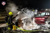 Jaguar stanął w płomieniach w Koźminku. Luksusowy samochód spłonął niemal doszczętnie. Zobacz zdjęcia z akcji strażaków