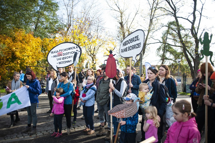 Kraków. "Nie tędy droga". Protest przeciwko budowie Trasy Pychowickiej w lesie łęgowym w Przegorzałach ZDJĘCIA