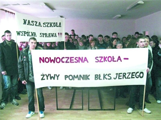 W sprawie swojej szkoły nie pozostali obojętni uczniowie Zespołu Szkół w Suchowoli. Stojąc w głuchym milczeniu z krzykliwymi transparentami wyrażali swój sprzeciw przeciwko próbie pozbawienia ich szkoły unijnego dofinansowania.