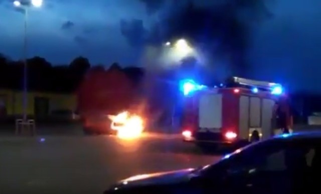 Pożar samochodu w Czerwionce-Leszczynach na parkingu Biedronki