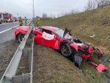 Wypadek ferrari na obwodnicy Wyrzyska. Luksusowe auto wbiło się w barierki ochronne. Zobacz zdjęcia!