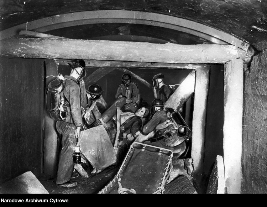Fotografia przedstawia ratowanie górników w kopalni...