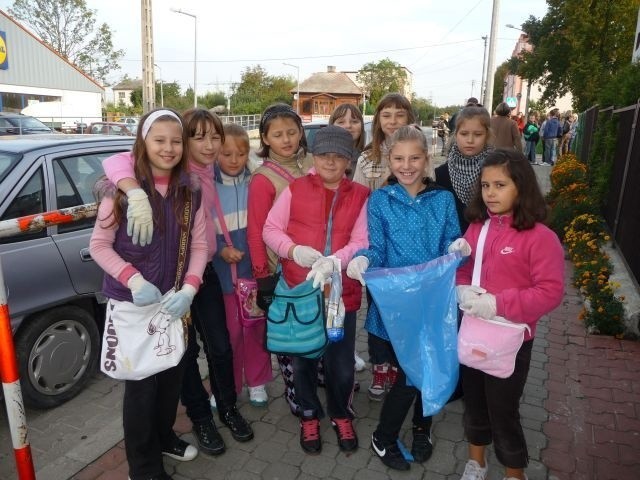 Około 200 uczniów ze Szkoły Podstawowej numer 11 w Starachowicach wzięło udział wczoraj w akcji sprzątania świata.