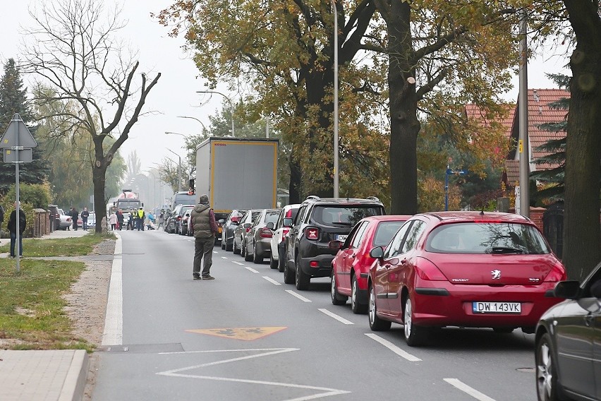 Mieszkańcy zablokowali ul. Kowalską. Nie chcą TIR-ów na osiedlu [ZDJĘCIA]