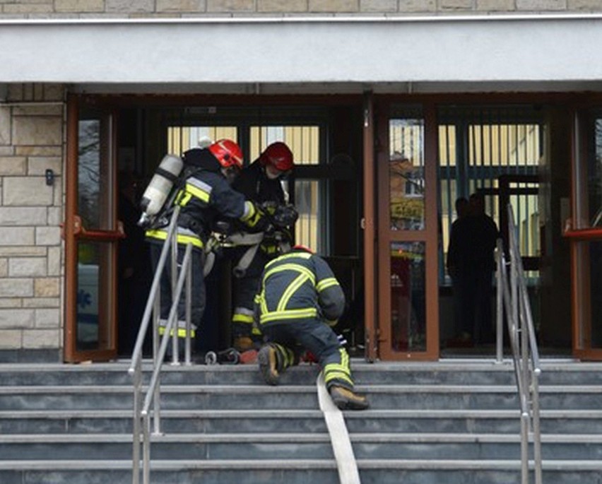 Pożar w budynku Komendy Wojewódzkiej Policji w Radomiu. Ogień zajął kilka pięter - taki czarny scenariusz ćwiczyli strażacy i policjanci