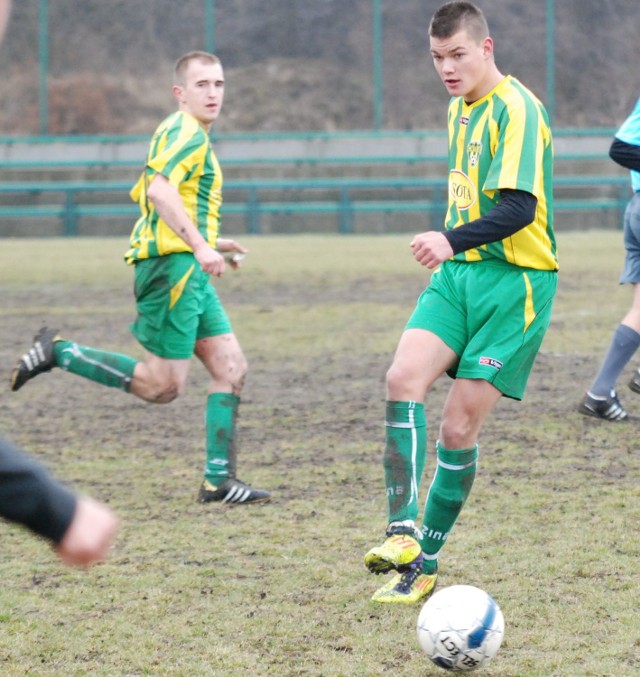 Mariusz Galus (z prawej) i Michał Koza zdobyli bramki dla Grodu Ćmińsk w wygranym przez swój zespół meczu z LKS Bolmin 4:1.