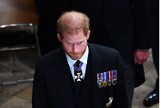 Książę Harry z trudem powstrzymywał łzy na pogrzebie babci. Nie śpiewał hymnu narodowego