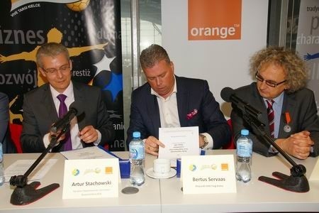 Umowę parnterską podpisują, od lewej: Artur Stachowski, dyrektor Departamentu Sprzedaży Bezpośredniej B2B Orange, Bertus Servaas, prezes Vive Targi Kielce, Andrzej Mochoń, prezes Targów Kielce.