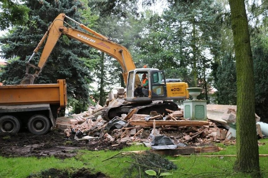 Mauzoleum zburzono w piątek, 8 września.