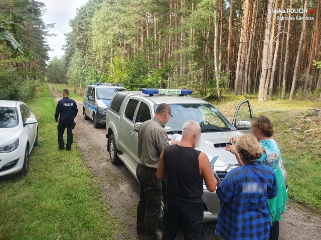 Policjanci wspólnie ze strażnikami leśnymi patrolowali leśne tereny. Trafili też na kilka samochodów, których nie powinno tam być Zobacz kolejne zdjęcia/plansze. Przesuwaj zdjęcia w prawo - naciśnij strzałkę lub przycisk NASTĘPNE