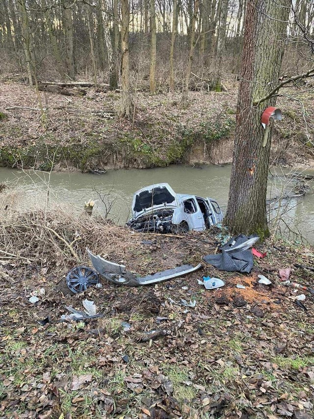 Samochód wpadł do rzeki. Mimo wysiłków ratowników życia jednej osoby nie udało się uratować