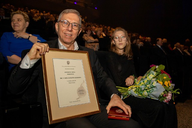 Medale Thorunium i miejsca w Piernikowej Alei Gwiazd wręczono podczas tegorocznej gali noworocznej w CKK Jordanki. Jednym z wyróżnionych jest znany toruński kardiolog, Jacek Gessek, który pracę na oddziale łączy z muzyczną pasją, zyskującą spore grono fanów wśród pacjentów i lekarzy.