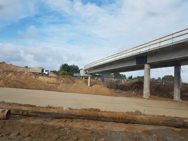 Na odcinku między Grójcem a Tarczynem trwają już między innymi prace przy budowie wiaduktów i mostów.