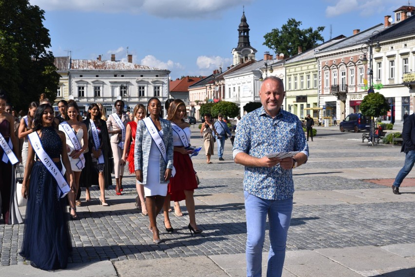 Miss Supranational 2021. Nowy Sącz stał się stolicą piękna. Finalistki konkursu zaprezentowały się na nowosądeckim rynku [ZDJĘCIA, WIDEO]