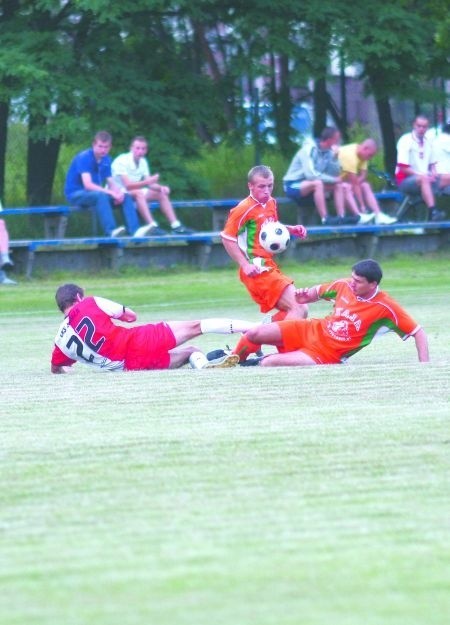 Piłkarze Hetmana Białystok (pomarańczowe stroje) liczą na przełamanie w derbowym meczu z Włókniarzem.