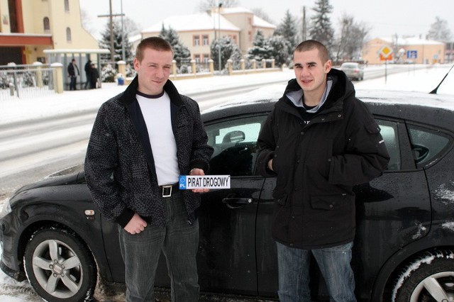 Mateusz Guściora (z lewej, obok Patryk Koryga) wozi w aucie gadżet - tabliczkę z napisem "pirat drogowy&#8221;, choć powinien taką mieć 25-letni kierowca tira.