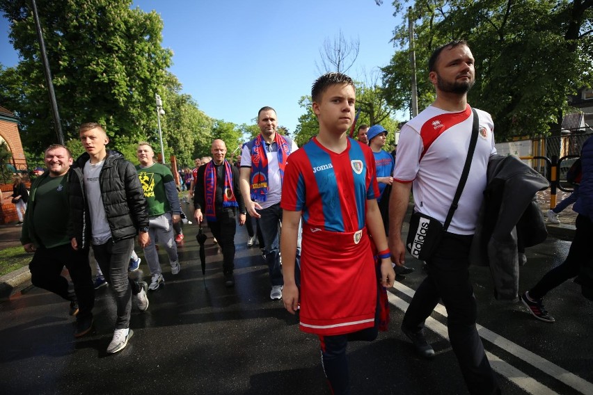 Zobacz kolejne zdjęcia. Przesuwaj zdjęcia w prawo - naciśnij...