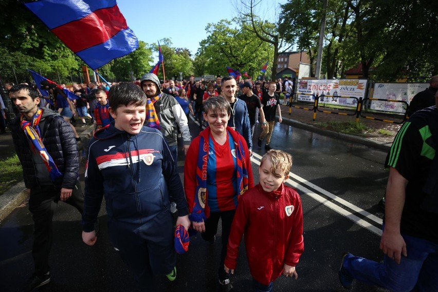 Zobacz kolejne zdjęcia. Przesuwaj zdjęcia w prawo - naciśnij...