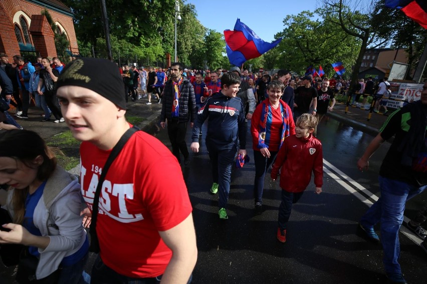 Zobacz kolejne zdjęcia. Przesuwaj zdjęcia w prawo - naciśnij...