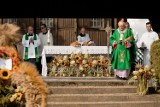 Kardynał Kazimierz Nycz na dożynkowej mszy świętej w Lewiczynie. Na uroczystości pojawił się tłumy ludzi. Zobaczcie zdjęcia