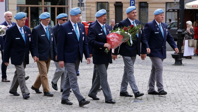 Weterani misji pokojowych ONZ złożyli kwiaty pod pomnikiem Żołnierza Polskiego w Grudziądzu
