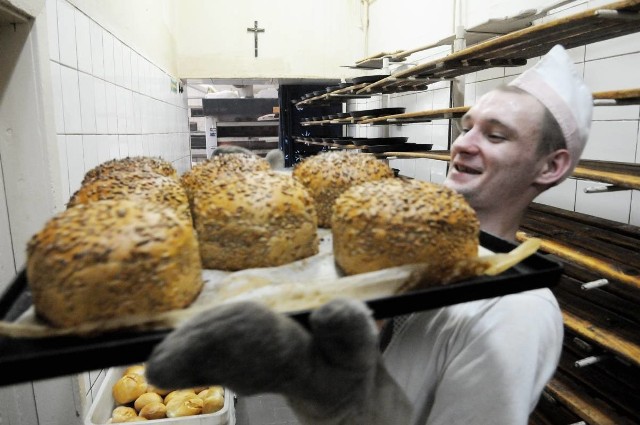 Krzysztof Włodarczyk pracuje w piekarni od 12 lat. - Na jednej zmianie wypiekamy średnio 150 bochenków chleba i 450 bułek. Kiedyś było więcej.