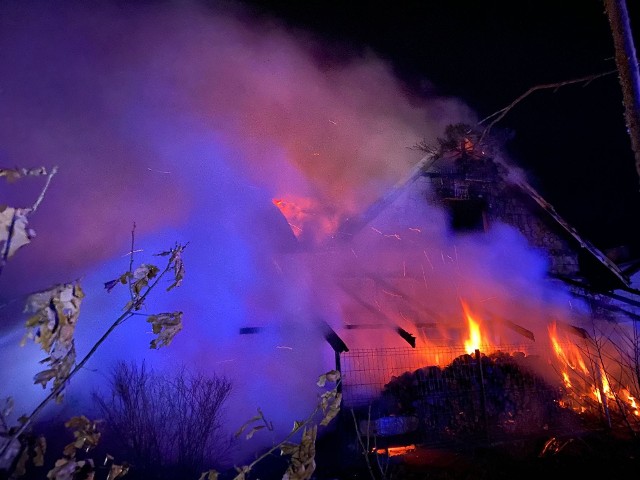 Ogień strawił w nocy z 11 na 12 marca zapasy opału rodziny, samochód, część dachu i pokoje dwójki nastolatków. Ogień gasiło 10 zastępów straży pożarnej.