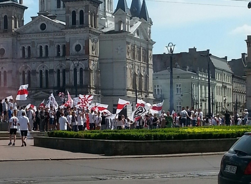 Kibice ŁKS maszerowali przez miasto [zdjęcia]