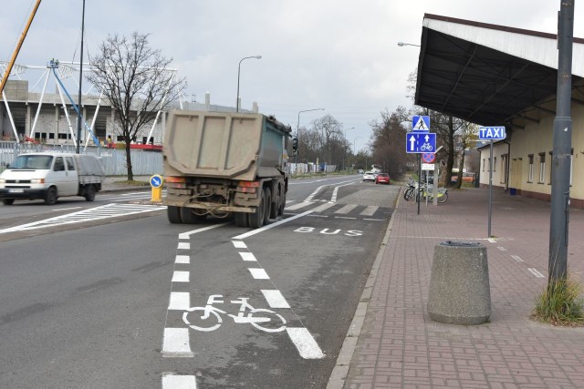 Po al. Unii w związku z budową trybun na stadionie kursuje ciężki sprzęt, który na swoim pasie ruchu się nie mieści.