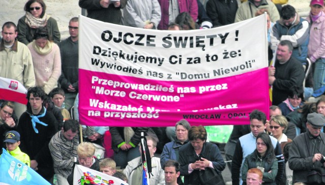 W czasie pontyfikatu Jana Pawła II biało-czerwone flagi często powiewały podczas pielgrzymek. Były bardzo charakterystycznym elementem niedzielnych modlitw "Anioł Pański". Flag nie mogło też zabraknąć na pogrzebie Ojca Świętego w Watykanie.