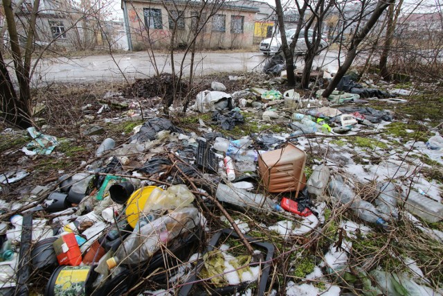 Stare meble, sprzęty, puste butelki i opakowania to krajobraz, który można coraz częściej spotkać przy bydgoskich ulicach