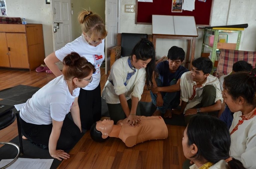 Nauka udzielania pierwszej pomocy w Katmandu