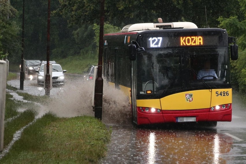 Woda po deszczu bardzo szybko przybiera w tym miejscu na ul....