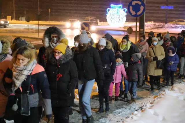 W Piekarach Śląskich odbył się spacer przeciw pomocy. Ludzie żegnali zamordowaną 13-letnią Patrycję z Bytomia.Zobacz kolejne zdjęcia. Przesuwaj zdjęcia w prawo - naciśnij strzałkę lub przycisk NASTĘPNE