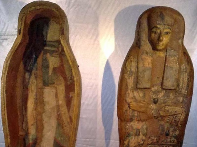 Wystawa egipskich mumiiMumie kota i sokola, kopia glowy boga Amona, sarkofagi, kartonaze, figurki przedstawiające egipskie bóstwa, naczynia i bizuteria noszona przez starozytnych Egipcjan.