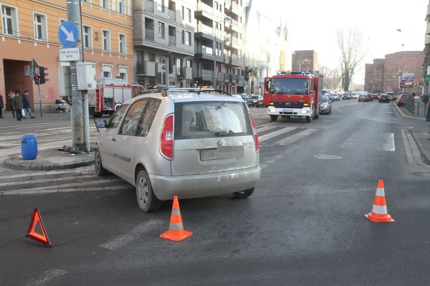 Wypadek na skrzyżowaniu Pomorskiej i Dubois. 87-letni kierowca nie ustąpił pierwszeństwa