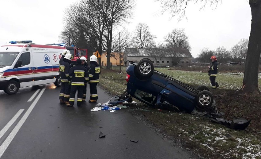 Studźce Samochód wypadł z drogi i dachował. Jedna osoba