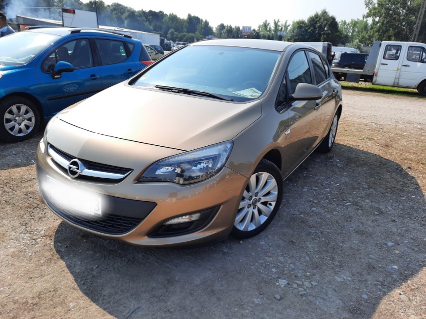 1.	Opel Astra J, rocznik 2013/14. Silnik benzynowy o mocy...