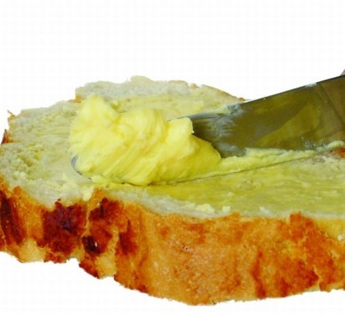 Latem, gdy zwierzęta są karmione zieloną, świeżą paszą, masło przybiera intensywny kremowo-żółty kolor