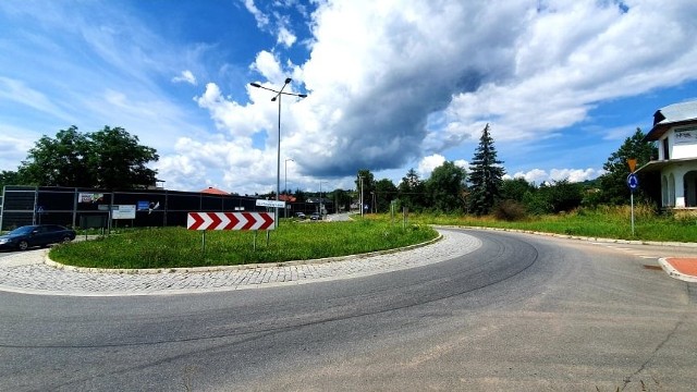 Być może już za kilkanaście tygodniu w miejscu, gdzie tuż przy rondzie od lat znajdował się kilkumetrowy zjazd prowadzący donikąd rozpoczną się prace budowlane