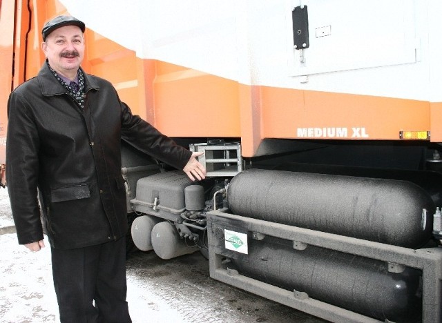 Pojazd zamiast zbiornika na olej napędowy ma zamontowane 8 butli przystosowanych do sprężonego gazu ziemnego - pokazuje Krzysztof Sopel, prezes PGKiM w Jarosławiu.