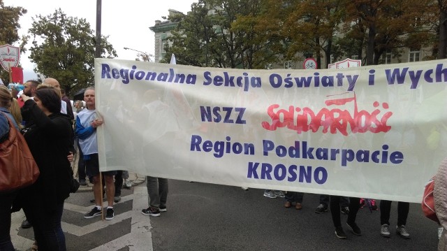 ZOBACZ TEŻ: "Czerwona kartka dla minister Zalewskiej". Protest nauczycieli i związkowców Solidarności przed ministerstwem edukacji