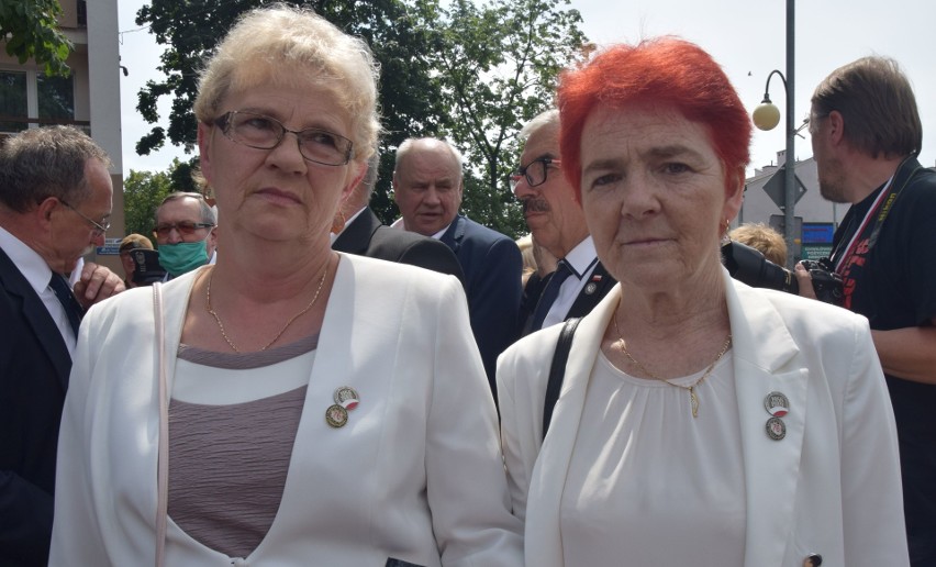 Mirosława Żak (z lewej) i Mirosława Hetman podczas składania...