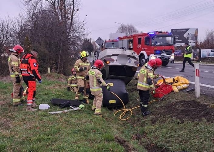 Śmiertelny wypadek w Pilźnie. W zderzeniu toyoty z BMW zginął 80-letni mężczyzna [ZDJĘCIA]