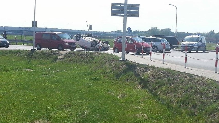 Wypadek na rondzie przy AOW. Dachował volkswagen. Rondo było zablokowane (ZDJĘCIA)