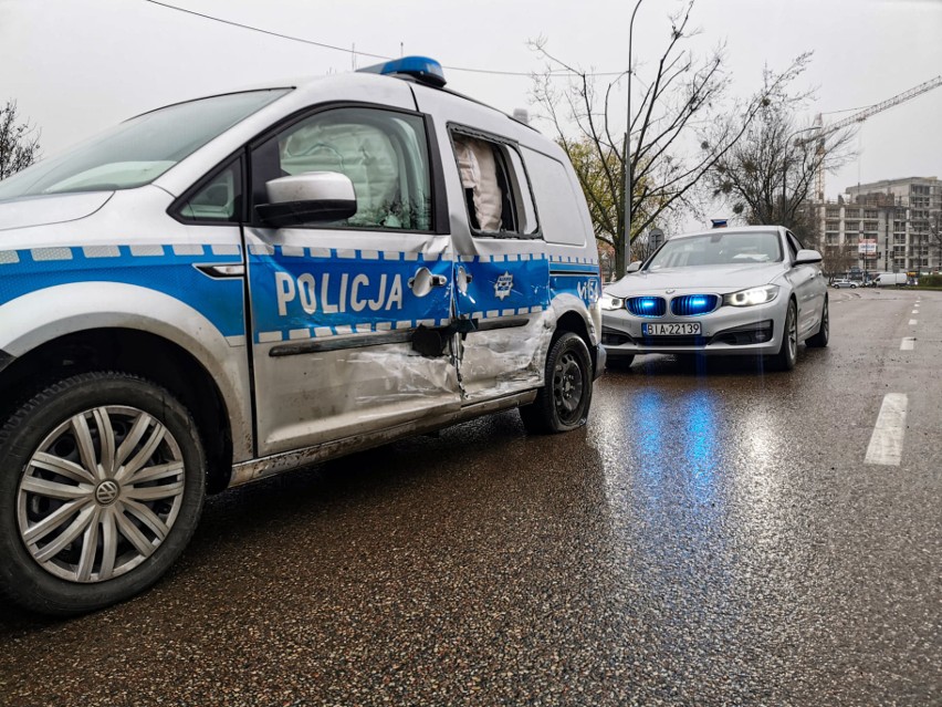 Białystok. Wypadek na ul. Bohaterów Monte Cassino. Toyota zderzyła się z radiowozem policyjnym. Ranni policjant i strażnik miejski [ZDJĘCIA]