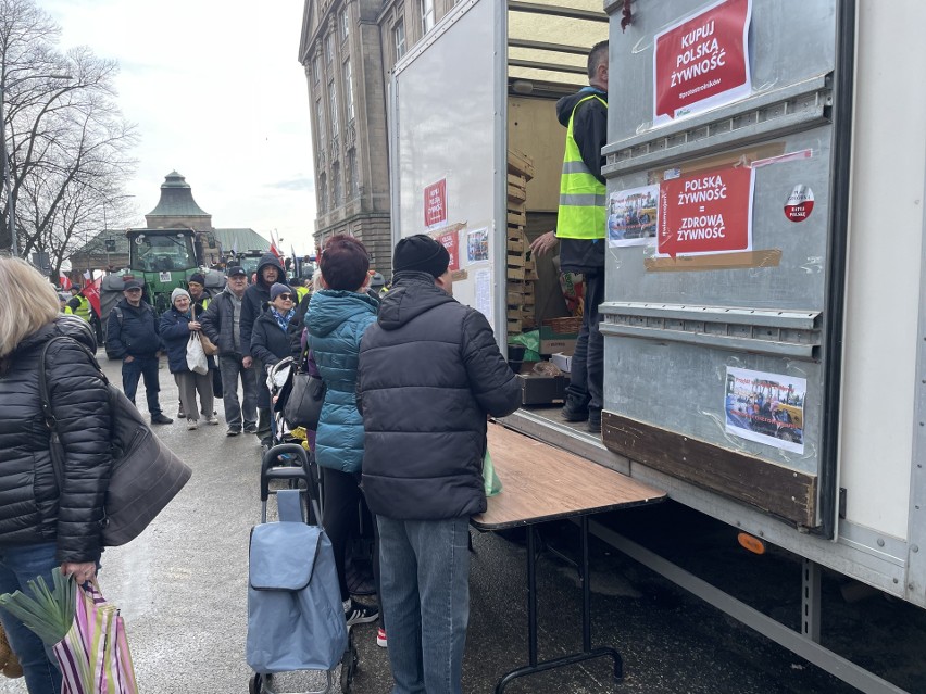 Trwa protest rolników na Wałach Chrobrego w Szczecinie. "Będziemy tu do skutku" [ZDJĘCIA]