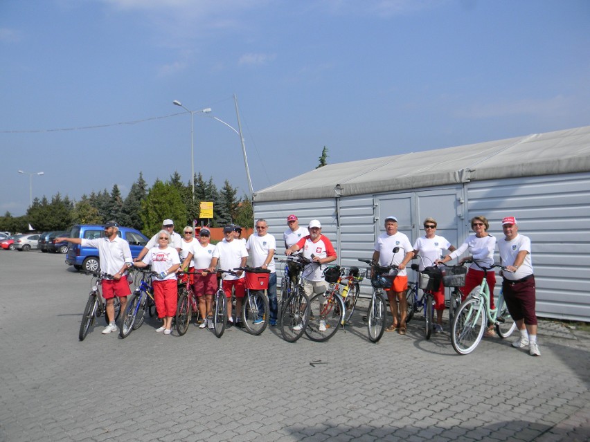 Seniorzy z Tarnobrzega na rowerach przejechali 100 kilometrów na 100-lecie niepodległości