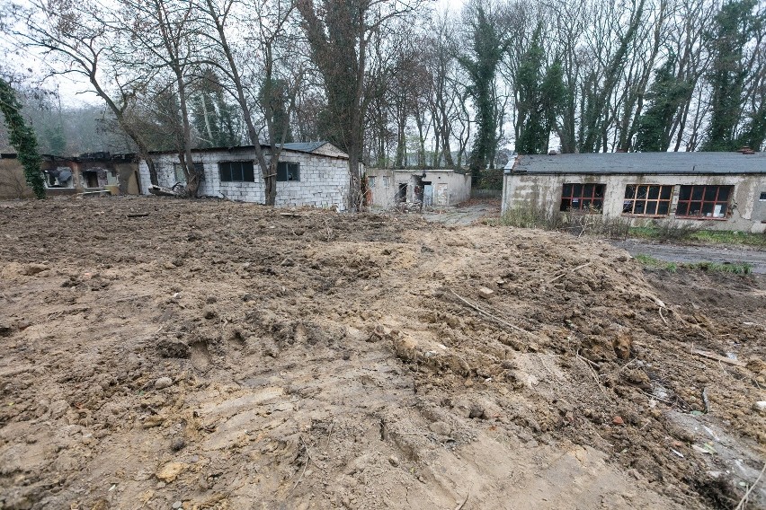 Basen przeciwpożarowy przy ul. Twardowskiegow Szczecinie, w którym utopili się dwaj chłopcy, został zasypany gruzem